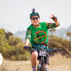 Grupo de ciclistas disfrutando de una carrera en la naturaleza organizada por Proseler Sport